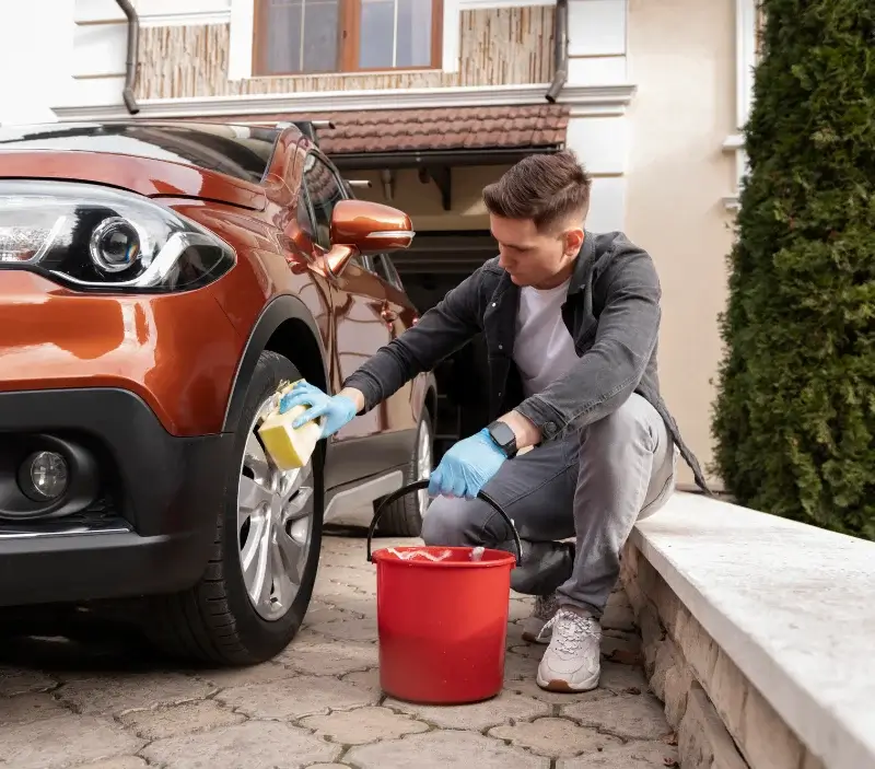 Lavage auto à domicile Châteauneuf-le-Rouge : professionnel intervenant sur un véhicule